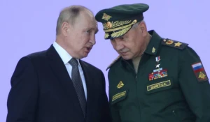 Putinin Şoyqu ilə zarafatı GÜNDƏM OLDU - Əlində buketlə (VİDEO)