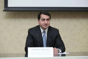 Hikmət Hacıyev Azərbaycan qadınlarını təbrik etdi - FOTO