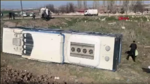 Bu ölkədə avtobus aşdı - Xəsarət alanlar var