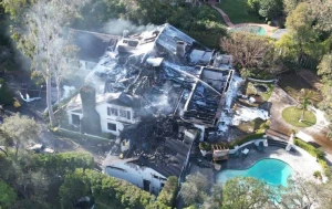 Məşhur aktrisanın milyon dollarlıq evi yandırıldı