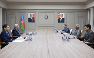 Əli Əsədov Nobel sülh mükafatı laureatı Məhəmməd Yunusla görüşdü