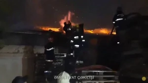 Zabrat qəsəbəsi ərazisində market yandı - VİDEO