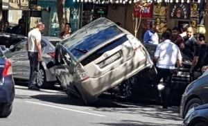 Bakıda \"Prius\" ağaca çırpıldı 