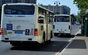Bakıda avtobus qəzaya uğrayıb - Yaralanan var