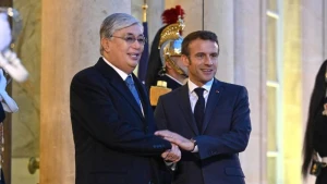 Tokayev Makrona iki it hədiyyə ETDİ - FOTO