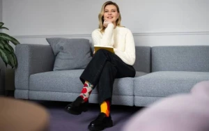 Bu dəfə rəngli corabları ilə diqqət çəkdi 