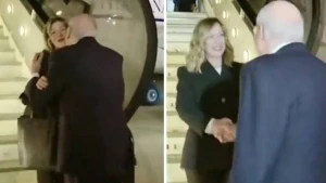 Livanın baş naziri Meloni əvəzinə təyyarədən enən başqa qadını öpdü - VİDEO