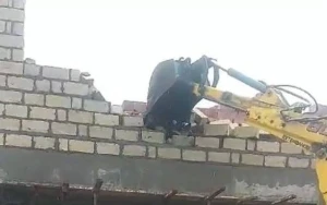Daha bir qanunsuz tikili söküldü - VİDEO