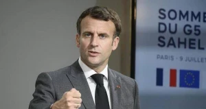 Makron bir şəxsin iki dəfədən artıq prezident ola bilməsinə məhdudiyyəti doğru saymır