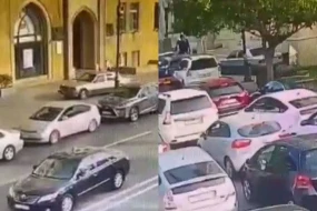 Bakıda avtomobili səkidə idarə edən sürücü həbs olundu - VİDEO