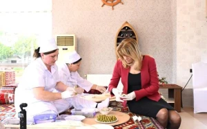 Bolqarıstanın birinci xanımı Bakıda dolma bükdü - FOTOLAR