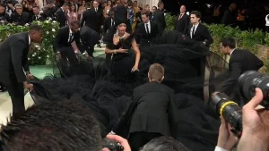 Amerikalı repçi \"Met Gala 2024\"ə geyimi ilə damğa vurdu - VİDEO\\FOTO