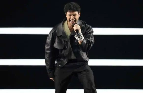 Eurovision-da \"Fələstin\" damğası: İsveçli müğənni səhnəyə Keffiyeh ilə çıxdı