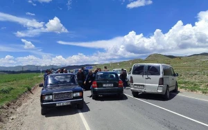 Etirazçılar Ermənistan-İran yolunu bağladı