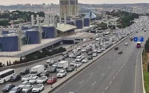 Bakının bir sıra yollarında sıxlıq var - SİYAHI