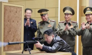 Kim Çen In silah fabriklərini yoxladı: Sınaq atəşində hədəfi 12-dən vurdu