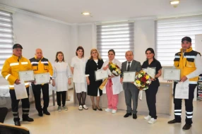 Doğuş prosesini təcili tibbi yardım avtomobilində idarə edən tibb işçiləri təltif olundular - FOTOLAR