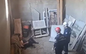 Pəncərədən yarımtikiliyə yıxıldı - VİDEO