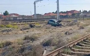 Minik maşını dəmir yolu xəttinin üzərinə aşdı