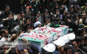 Rəisinin cənazəsi Məşhədə aparıldı - VİDEO