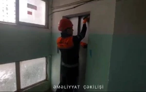 Liftdə qalan şəxs çıxarıldı - VİDEO