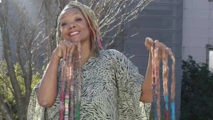 Dünyanın ən uzun dırnaqlarına sahib qadın 27 ildir onları kəsmir - FOTO