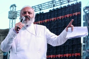 Ermənistanda yepiskop Baş nazir olmaq istəyir