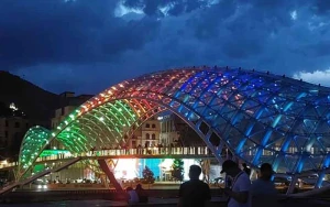 \"Sülh körpüsü\" Azərbaycan bayrağına büründü - FOTO