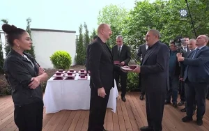 Prezidentlə xanımı xocalılılarla... - VİDEO