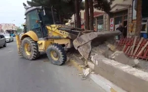 Sumqayıtda qanunsuz tikilən hasar söküldü - VİDEO