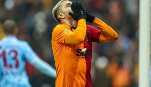 \"Qalatasaray\" İkardini itirdi - Futbolçu göz yaşları ilə meydançanı tərk etdi