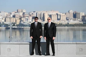 Prezident Bayraq Meydanında bayrağımızı ucaltdı - YENİLƏNİB (FOTOLAR)