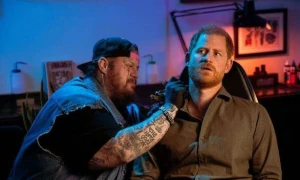 Şahzadə Harri canlı yayımda tatu etdirdi - FOTO