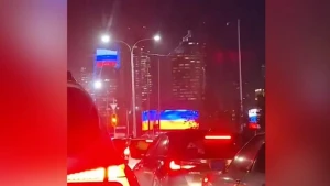 Putinin Qazaxıstana səfəri zamanı Rusiya bayrağı Ukrayna bayrağı ilə əvəz edildi - VİDEO