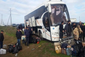 Naxçıvandan gələn avtobus \"Kamaz\"la toqquşdu - Yaralılar var