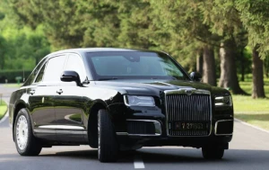 Kim Çen Putinin hədiyyə etdiyi \" Aurus\"da tədbirə getdi - FOTO