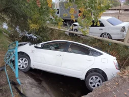 \"Mersedes\"lə toqquşan \"Prius\" kanala düşdü: Yaralılar var - FOTO