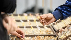 Üzük taxma bəhanəsiylə mağazadan oğurluq etdi - VİDEO