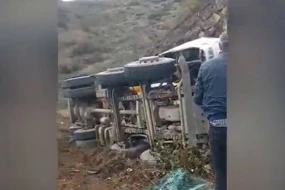 Şuşa-Laçın yolunda yük maşını aşıb, xəsarət alan var - VİDEO
