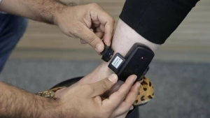 Anasına baxan sürücünü döydü - Elektron qolbaq taxıldı