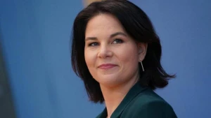 Çinə gedən almaniyalı nazir hava limanında pis vəziyyətdə qaldı - VİDEO