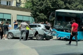 Marşrut avtobusu \"qırmızı\"da keçib qəza törətdi - Ölənlər var