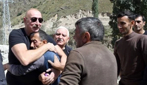 Prezident Kəlbəcər sakinini bağrına basdı - TƏSİRLİ GÖRÜNTÜLƏR