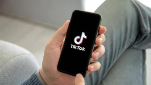 Qohumlarının 10 minlərlə manatını alıb \"TikTok\"da xərclədi