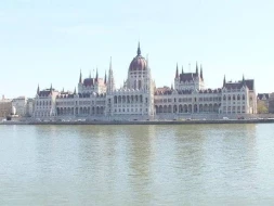 Bu ölkədə parlament binasını su basdı 