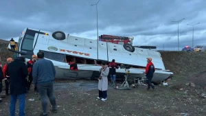 Sərnişin avtobusu aşdı - Ölən və yaralanan var