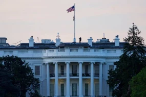 Naməlum şəxs Ağ Evin hasarına çıxdı - FOTO