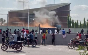 Konqonun şərqində üsyançılar 1 şəhəri ələ keçirdilər 