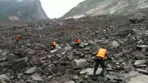 Çində torpaq sürüşməsi - İtkin düşənlər var