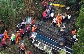 Bu ölkədə sərnişin avtobusu körpüdən aşdı 